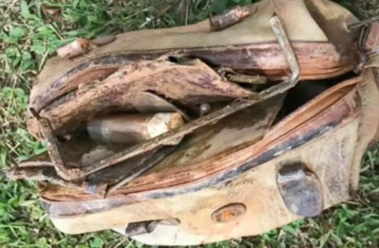 古いバッグを釣り上げて中身を見た少年が警察に通報したワケとは?