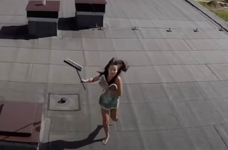 ドローンで撮影された不謹慎な瞬間