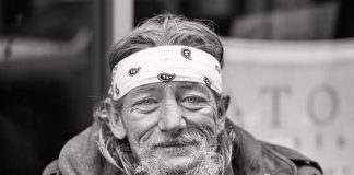 Dakloze man vindt portemonnee – als hij ziet wat erin zit belt hij meteen de politie