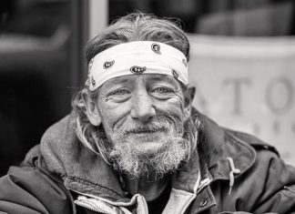 Dakloze man vindt portemonnee – als hij ziet wat erin zit belt hij meteen de politie