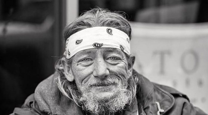 Dakloze man vindt portemonnee – als hij ziet wat erin zit belt hij meteen de politie